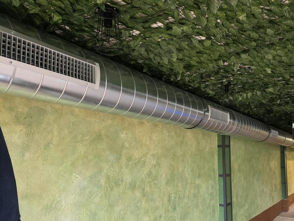 Instalación de conducto de ventilación en local comercial en Asturias